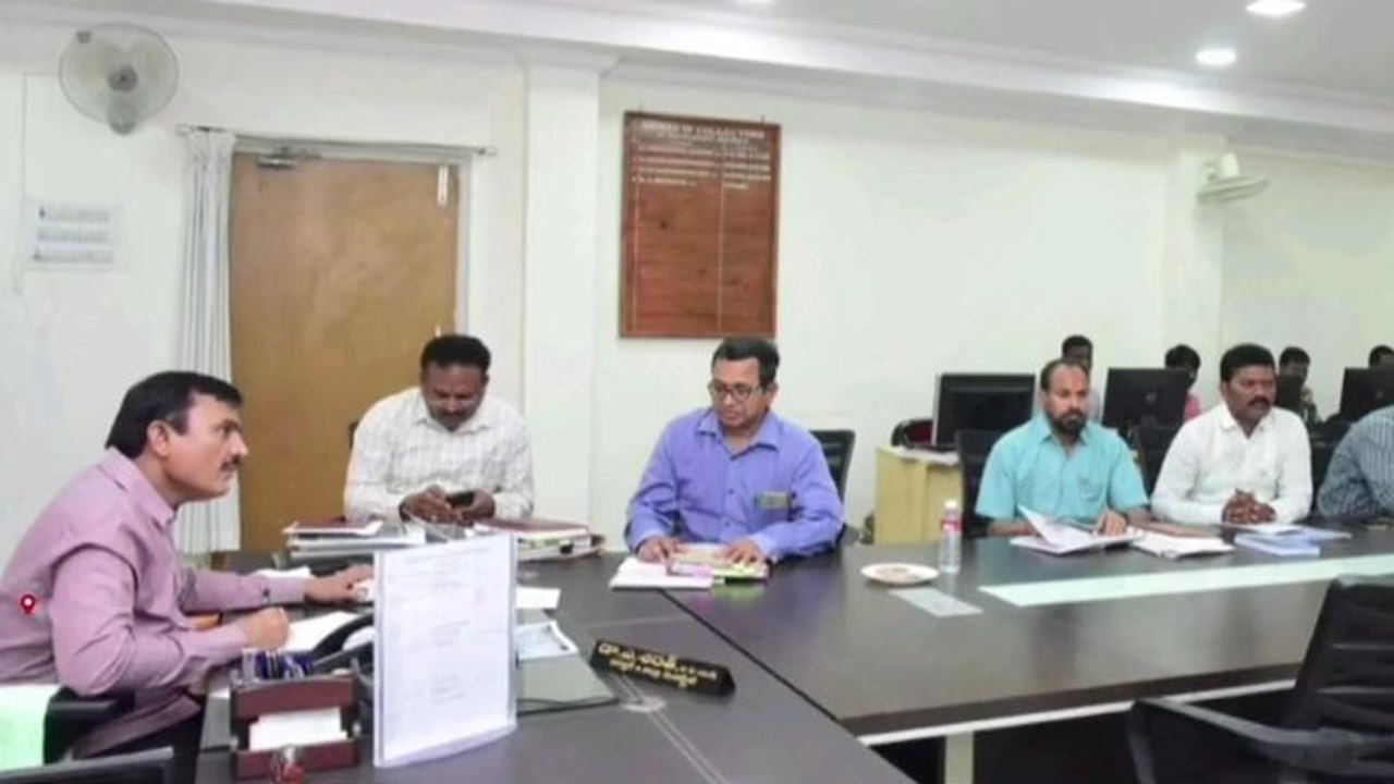 సంగారెడ్డి: దళిత బంధు లబ్ధిదారులపై దృష్టి పెట్టండి
