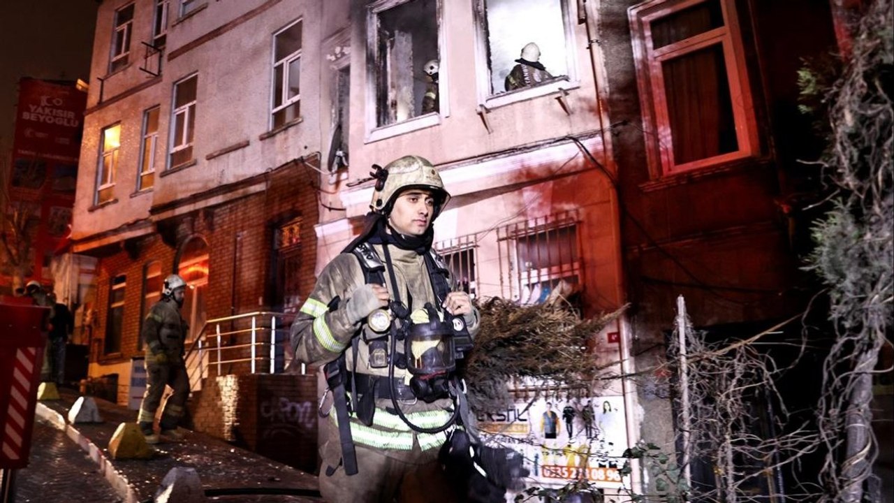 Yangında mahsur kalanlar itfaiye ekipleri tarafından kurtarıldı