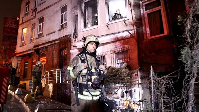 Yangında mahsur kalanlar itfaiye ekipleri tarafından kurtarıldı