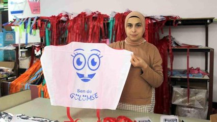 Afetzede çocuklara göndermek için uçurtma üretiyorlar