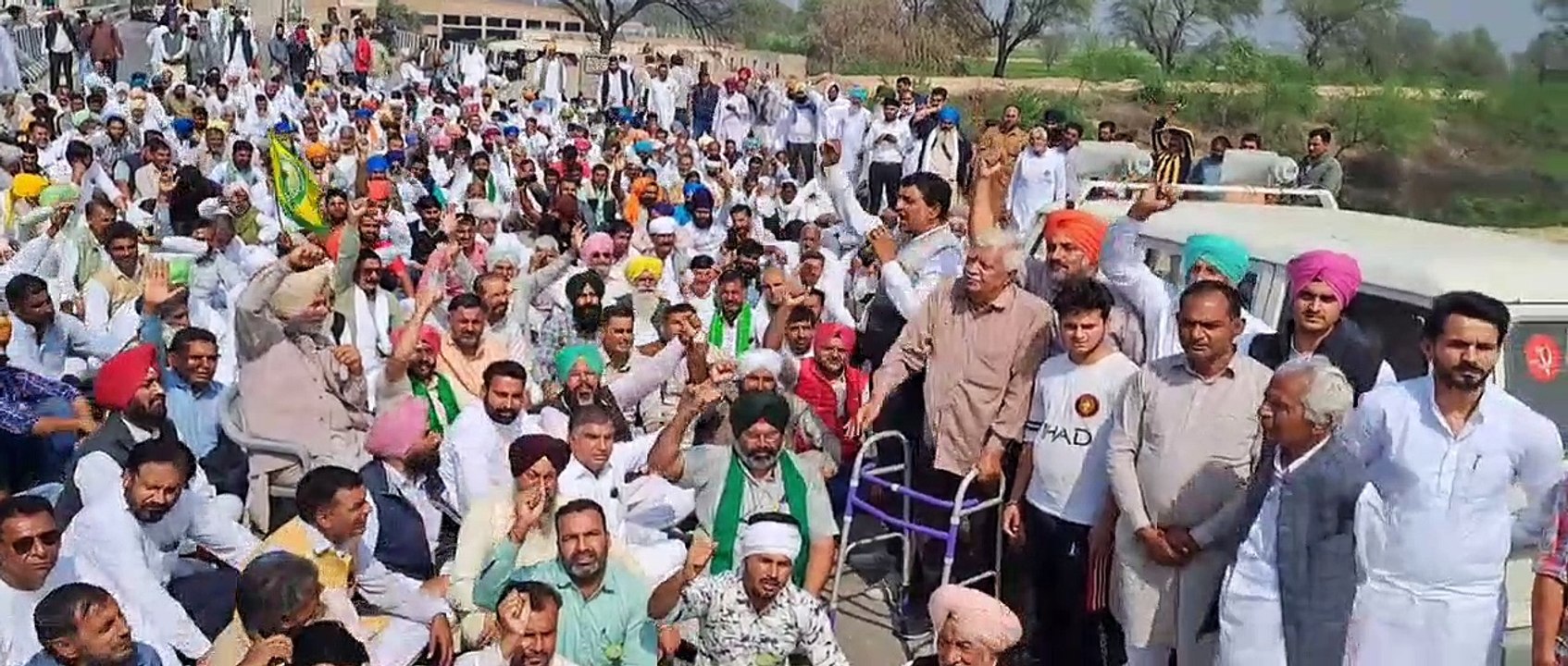 साधुवाली बॉर्डर पर किसानों ने नेशनल हाइवे को पांच घंटे तक किया जाम
