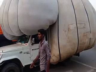 video: हाइवे पर भूसे से भरी ट्रैक्टर ट्रोली से लगा जाम