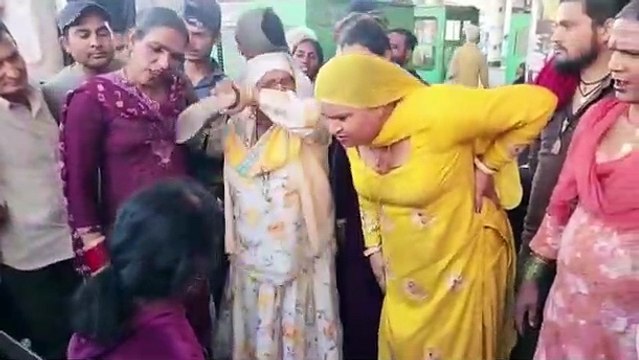 Fake eunuchs seen at bus stand after train, real eunuchs thrashed