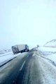 Ardahan'ın yüksek kesimlerinde kar yağışı: Tırlar yolda mahsur kaldı