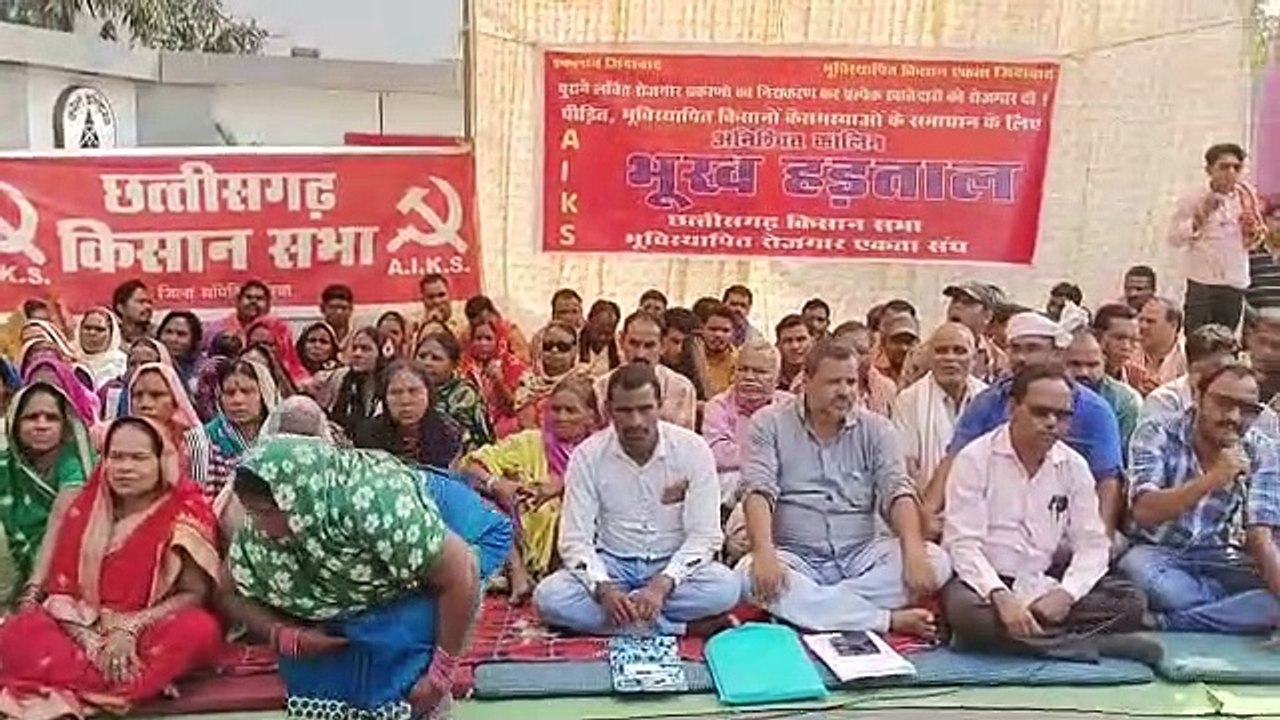 कुसमुंडा महाप्रबंधक कार्यालय के सामने भूख हड़ताल पर बैठे भू- विस्थापित