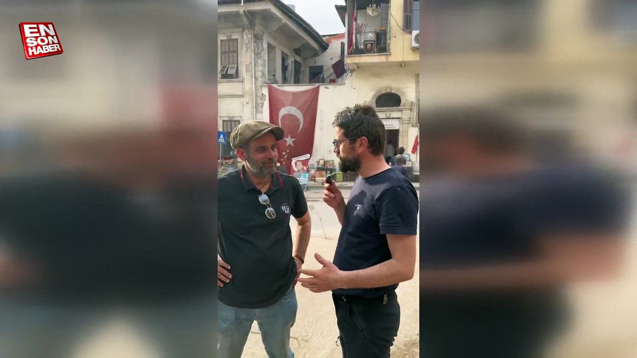 Adem Metan, deprem sonrası balkondan ezan okuya...