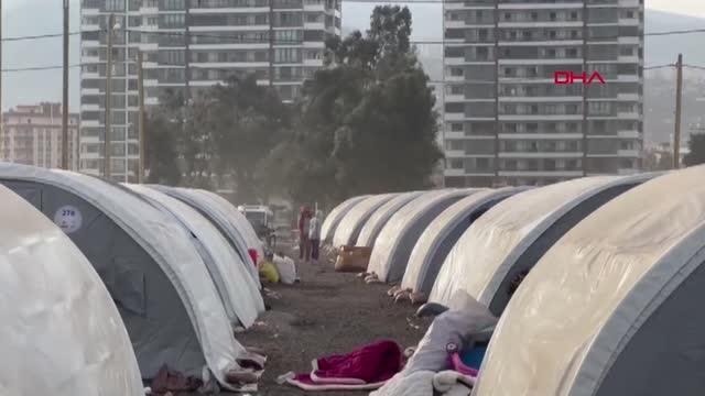 İskenderun'da kuvvetli rüzgar; depremzedelerin çadırları yıkıldı