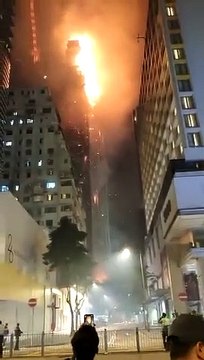 Pelo menos 2 feridos em incêndio num arranha-céus em obras de Hong Kong
