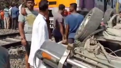 Breaking দুর্ঘটনার কবলে শান্তিপুর লোকাল! দেখুন ভয়াবহ ভিডিও