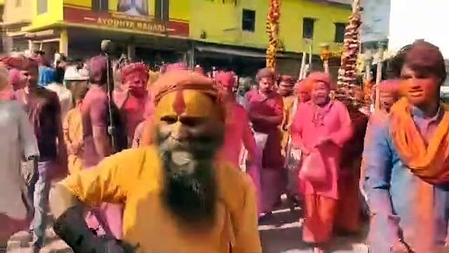 अयोध्या में संतों का होली हुड़दंग, तलवार से करतब कर रहे नागा साधु