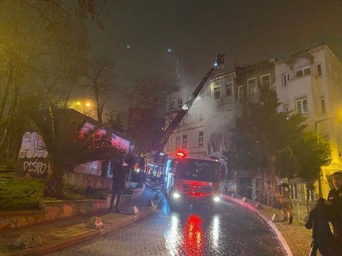 BEYOĞLU'NDA 4 KATLI BİNADA ÇIKAN YANGINDA MAHSUR KALANLAR İTFAİYE EKİPLERİ TARAFINDAN KURTARILDI