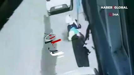 Kucağındaki bebeğe aldırmadan... Güvenlik kameralarına böyle yakalandı