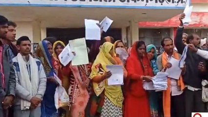 टीकमगढ़: साहब हमे नहीं मिली रहने जगह,सैकड़ो ग्रामीणों ने लगाई ये गुहार