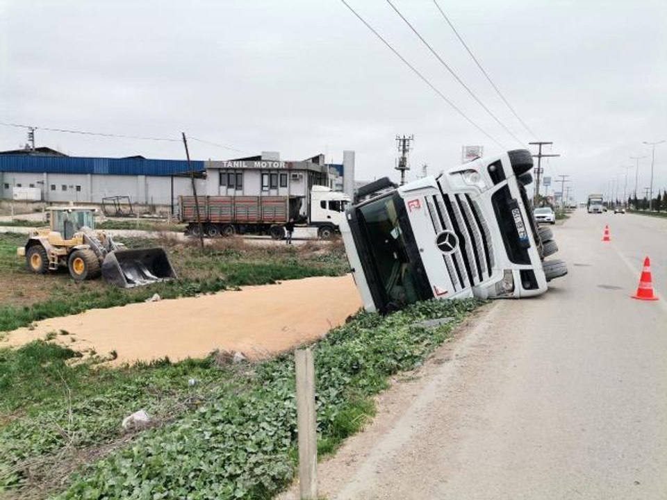 Bandırma'da buğday yüklü tır devrildi