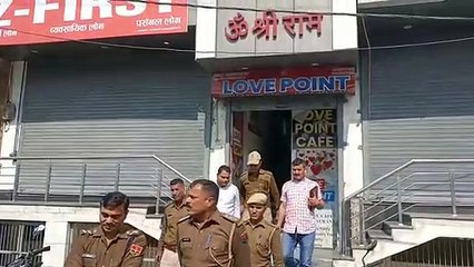 कैफे हाउस में चल रही थी अनैतिक गतिविधियां,भागने लगे युवक-युवतियां