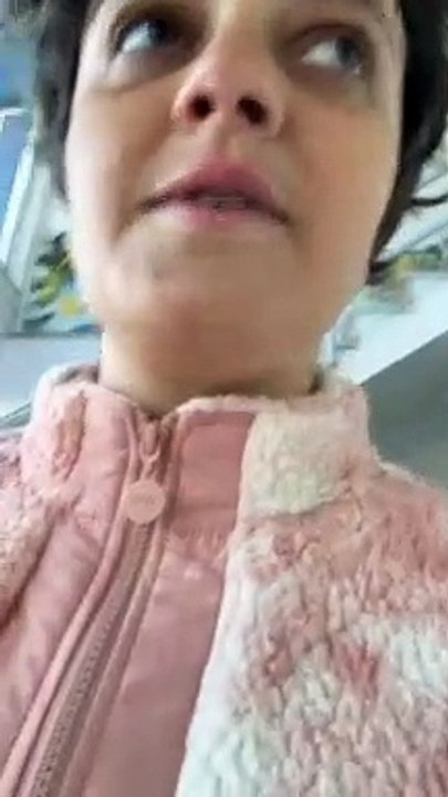 Carolina Deslandes leva os filhos à escola com look peculiar