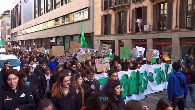 Milano, corteo per il clima Fridays for Future in piazza