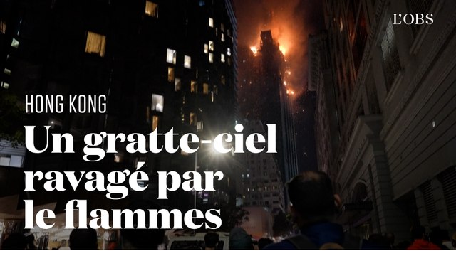 Spectaculaire incendie d'un gratte-ciel à Hong Kong