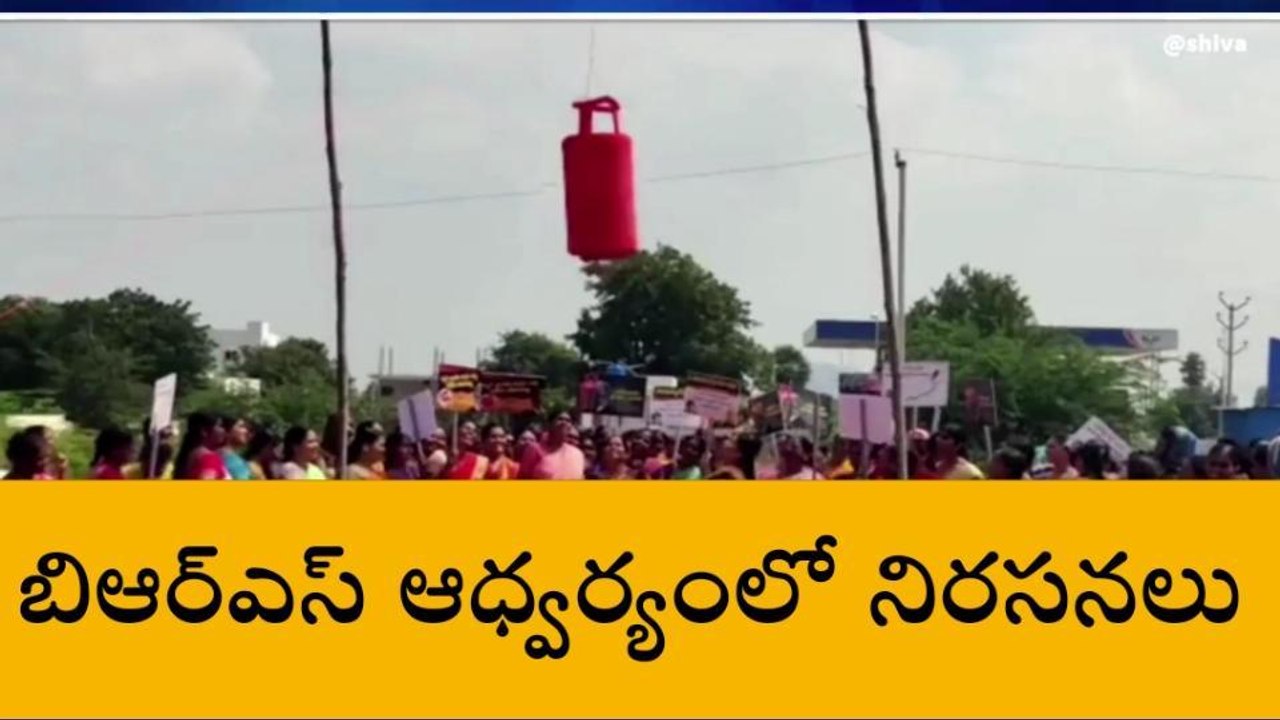 సూర్యాపేట: గ్యాస్ సిలిండర్ ను వేలాడదీసి వినూత్న నిరసన