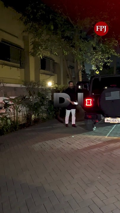 Annoyed Saif Ali Khan Tells Paparazzi 'Humare Bedroom Mein Aa Jaiye’