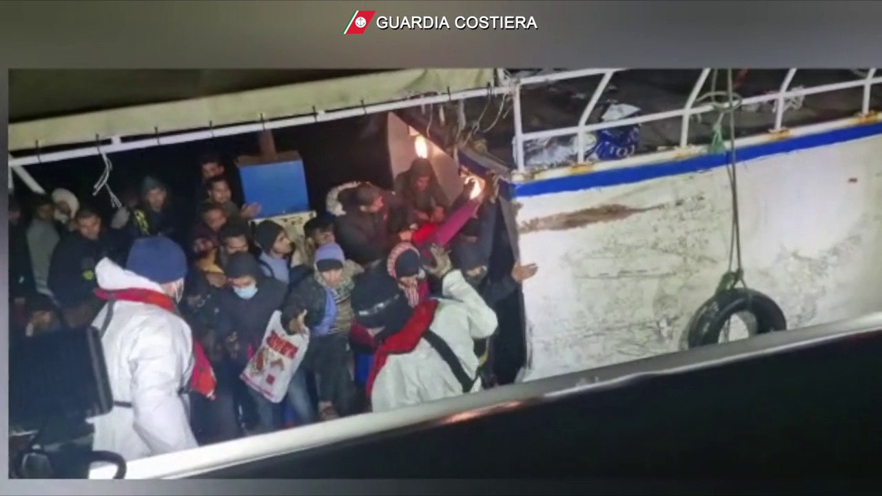 Guardia Costiera soccorre 211 migranti a Lampedusa, le immagini