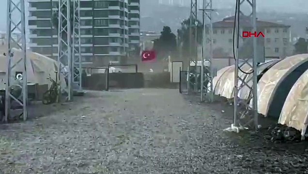 Hatay'ın İskenderun ilçesinde çıkan kuvvetli rüzgarda depremzedelerin çadırları yıkıldı