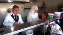 عروسان تركيان يوزعان وجبات طعام على متضررى الزلزال  يوم زفافهما بدلاً من إقامة وليمة العرس