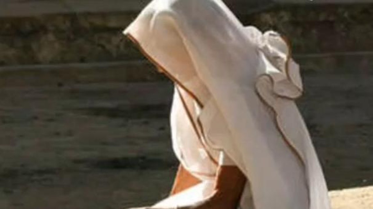 এক ষাটোর্ধ্ব বৃদ্ধার সঙ্গে ঘটলো নিন্দনীয় ঘটনা, দেখলে আপনিও অবাক হবেন!