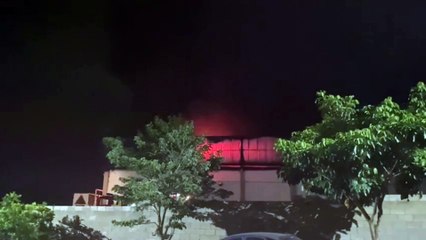 Incêndio de grandes proporções atinge unidade da JBS no Paraná; veja