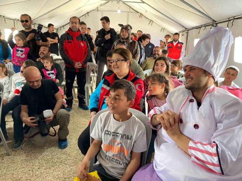 Bakan Yanık, Hatay'da çadır kenti ziyaret etti