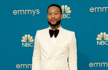 'Tomar banho com minha esposa é o segredo para uma boa pele', brinca John Legend