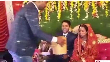 रिजल्टशन पार्टी में दूल्हे के दोस्तों ने दुल्हन को दिया ऐसा गिफ्ट की हो जाएंगे हैरान, वीडियो वायरल