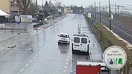 Bologna, ubriaco guida senza una ruota: il video