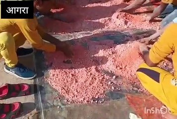 कैदी बना रहे गुलाल