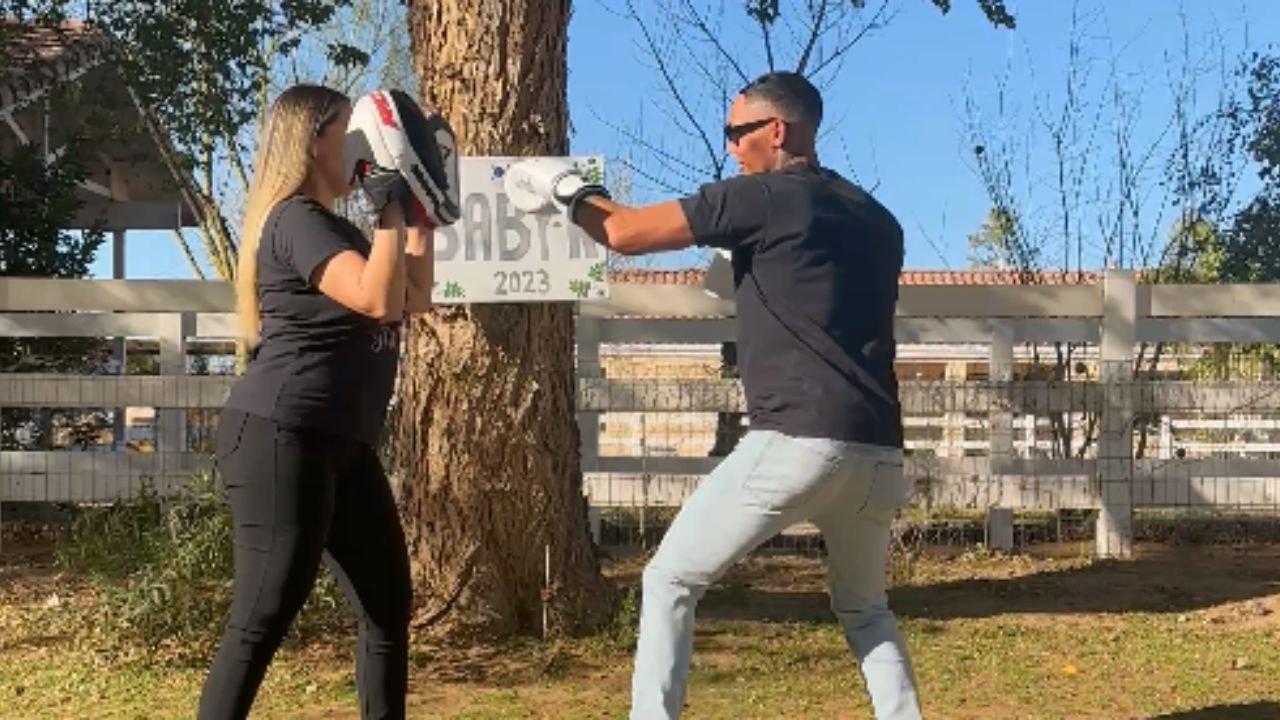 Parents-to-be stage a UNIQUELY FUN boxing-themed gender reveal party for friends & family