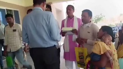 दतिया: स्थायीकरण की मांग को लेकर कर्मचारियों ने कलेक्टर को सौंपा ज्ञापन