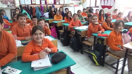 Öğrenciler sınıf kumbarasını yurtta kalan depremzede yaşıtlarına bağışladı