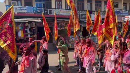 下载视频: मेहंदीपुर बालाजी में महाआरती के साथ शुरू हुआ होली महोत्सव, नाचते गाते पहुंच रहे हजारों भक्त