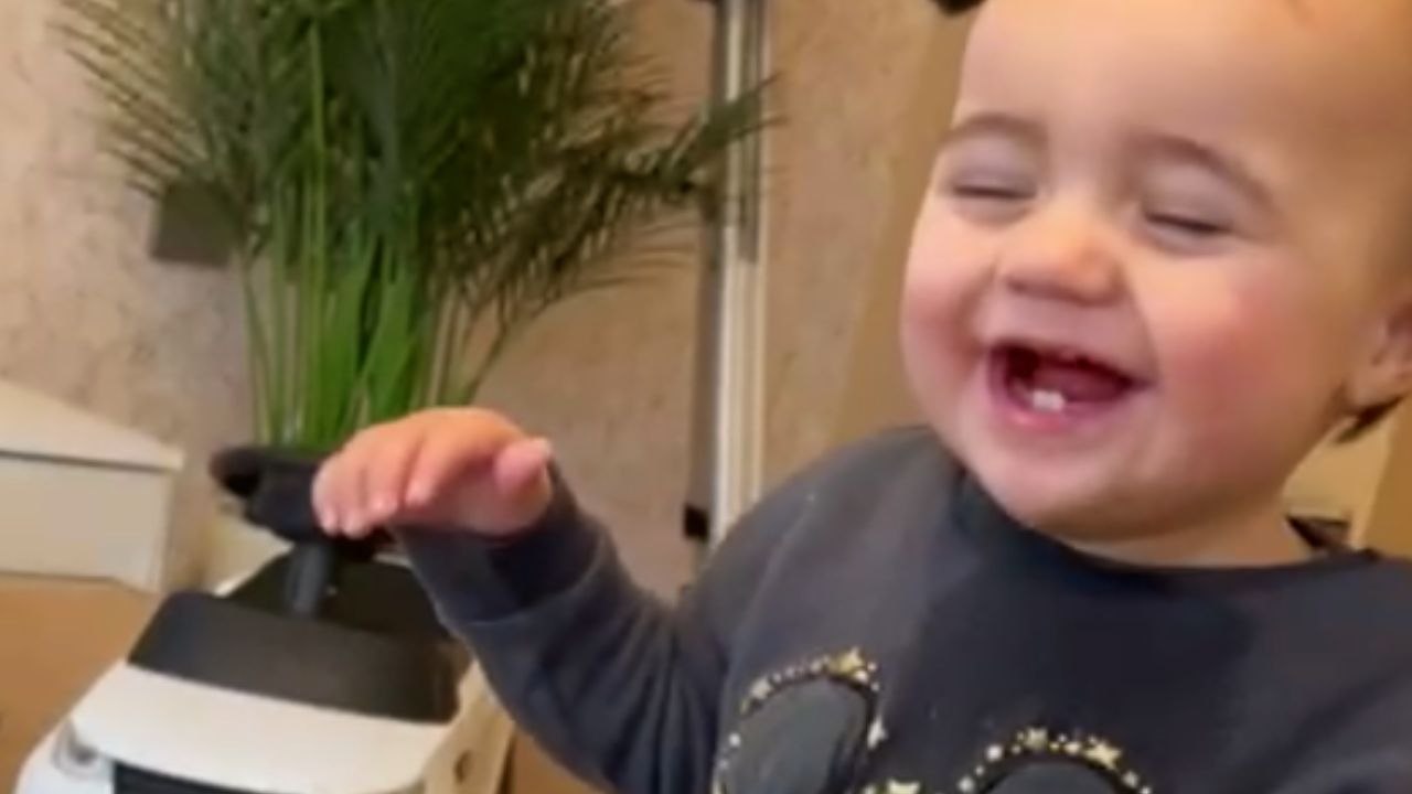 Toddler's reaction to getting squirted by water is the definition of PURE JOY
