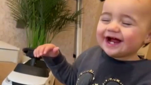Toddler's reaction to getting squirted by water is the definition of PURE JOY