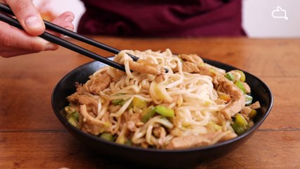 Faites vous un plaisir avec ces nouilles de riz sautées au poulet !