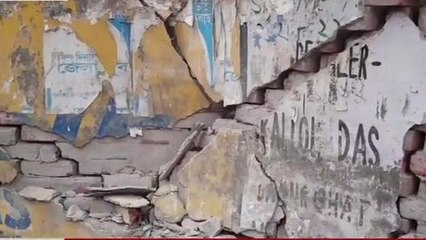 দঃদিনাজপুরঃ নিয়ন্ত্রণ হারিয়ে পাঁচিলে ধাক্কা স্কুল ভ্যানের! দেখুন তারপর যা ঘটল