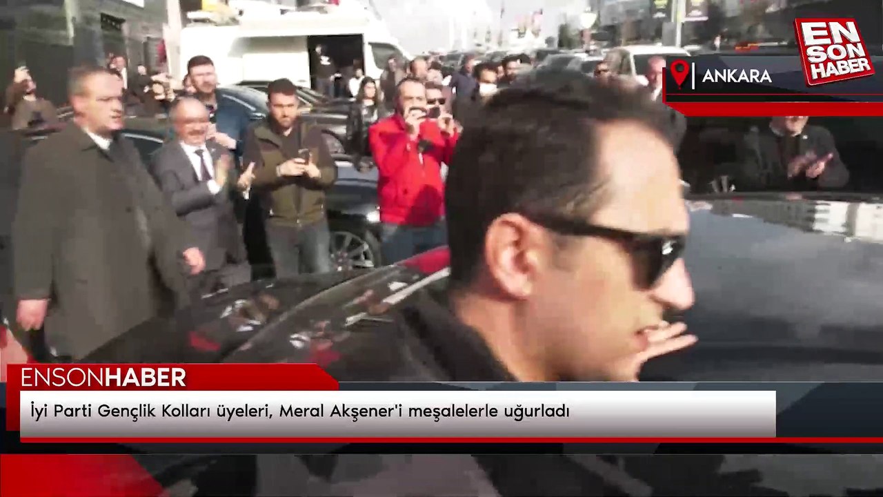 İyi Parti Gençlik Kolları üyeleri, Meral Akşener'i meşalelerle uğurladı
