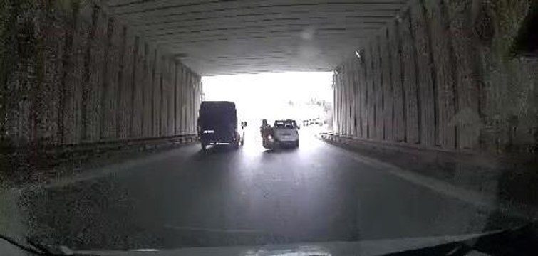 Ataşehir'de panelvanı sollayan motosikletli, önündeki ticari araca çarpıp yere savruldu