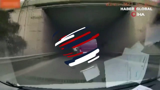 Ataşehir’de panelvanı sollayan motosikletli, önündeki ticari araca çarpıp yere savruldu