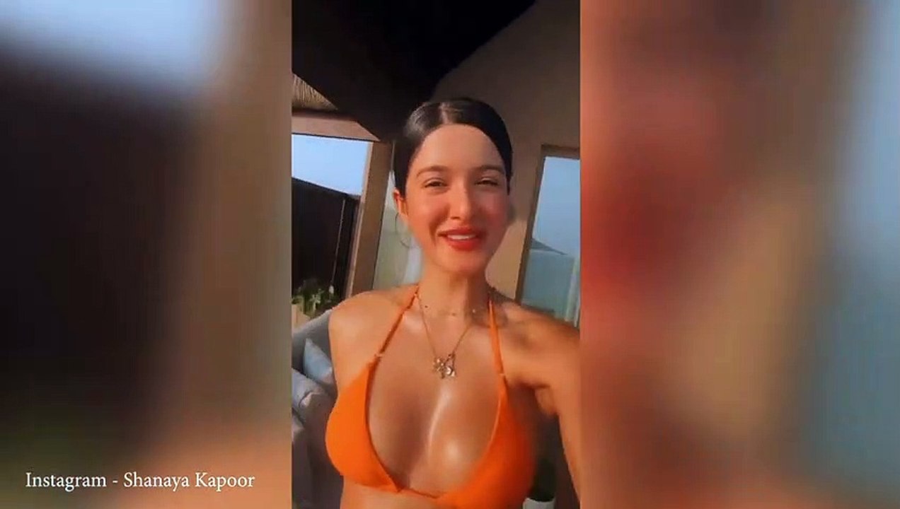 Shanaya Kapoor Flaunted Her Curves in Orange One Piece, Viral Video