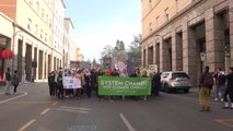 Clima, i ragazzi di Fridays for Future sfilano per le vie di Bolzano
