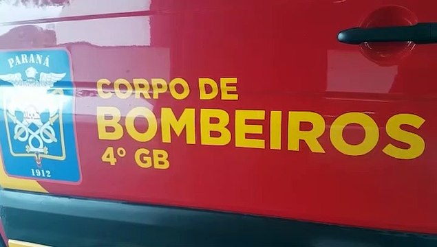 Criança fratura o joelho enquanto jogava bola