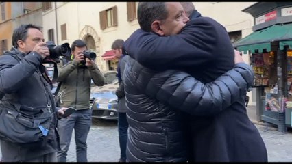 Abbracci e lutto per Astorre davanti a palazzo Cenci