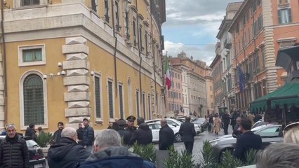 È morto il senatore Astorre, bandiere a mezz'asta e colleghi commossi